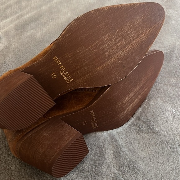 VERY VOLATILE
BANDIT SUEDE ANKLE BOOT IN TAN - Picture 11 of 16